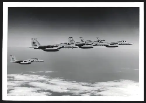 Fotografie Flugzeug Douglas F-15 Eagle, Kampfjets der USAF im Formationsflug