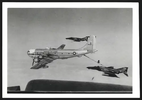 Fotografie Flugzeug Boeing KC-97 Stratotanker 30307, Tankflugzeug betankt Douglas F-4 Phantom Jagdbomber