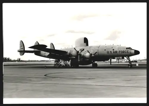 Fotografie Flugzeug Lockheed Constellation, USAF 50124 mit Radar-Kuppel