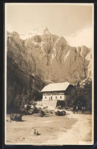 AK Aljazev dom v. Vratih, Berghütte mit verschneitem Bergpanorama im Hintergrund