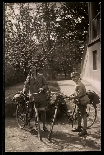 AK Junge Frau und Junge mit Fahrrad vor einer Ausfahrt