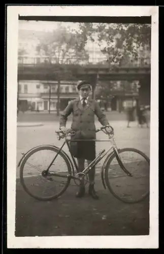 Foto-AK Berlin-Prenzlauer Berg, Fahrradfahrer, Schönhauser Allee mit Magistrale (U-Bahn-Trasse)