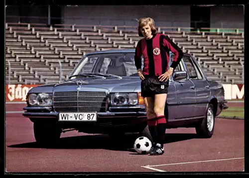 AK Auto Mercedes-Benz mit Nummernschild WI-VC 87 und Fussball-Nationalspieler Jürgen Grabowski von Eintracht Frankfurt