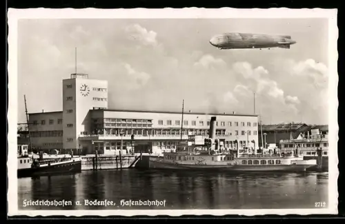 AK Friedrichshafen, Zeppelin über dem Hafenbahnhof, Dampfer