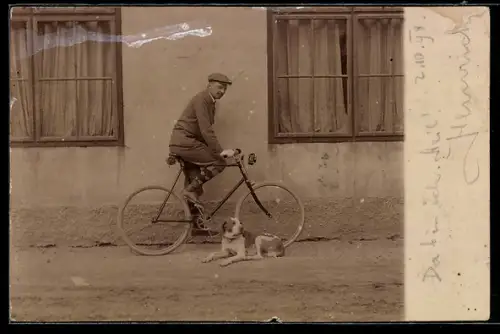 AK Mann auf Fahrrad vor einer Hauswand mit Hund