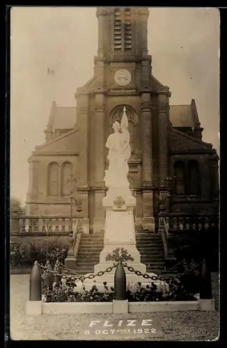 AK Flize, Kriegerdenkmal mit weiblicher Statue vor Kirche