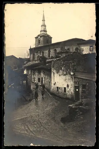 AK Vilosnes-sur-Meuse, Dorfstrasse mit Kirche