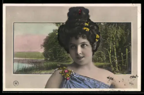 Foto-AK NPG Nr. 347/2: Hübsche Frau mit Blumen in den Haaren