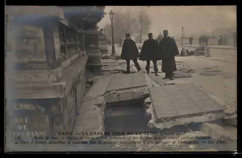AK Paris, La Grande Crue de la Seine 1910, Après la crue, Dalles de verre et leur armature de fer scellées.., Hochwasser