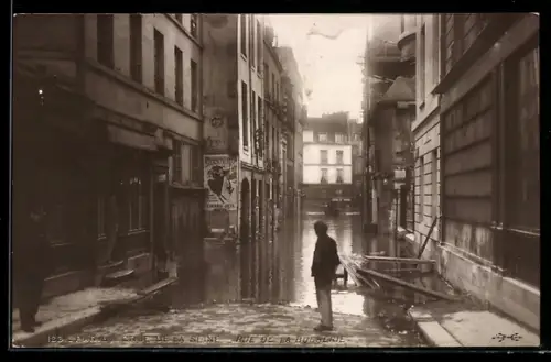 AK Paris, Crue de la Seine, Rue de la Bucherie inondée avec un homme observant l`eau