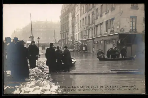 AK Paris, Inondation du Quai des Grands-Augustins, un Embarcadère (La grande crue de la Seine, janvier 1910)