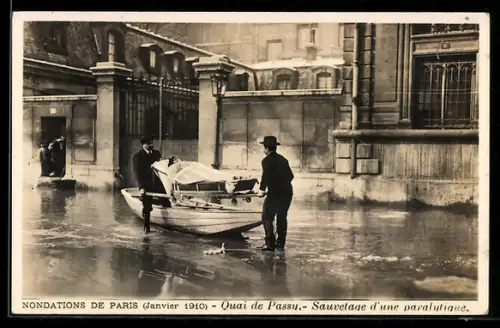 AK Paris, Quai de Passy, Sauvetage d`une paralytique lors des inondations de janvier 1910