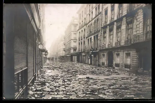 AK Paris, La Grande Crue de la Seine 1910, Inondation de la Rue de Bourgogne soulévement du pavage en bois