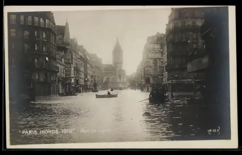 AK Paris, Inondation de 1910, Vue de la Rue de Lyon avec bateaux