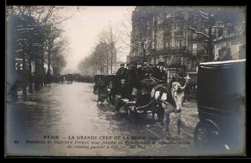 AK Paris, La Grande Crue de la Seine 1910, Inondation du Boulevard Diderot, pour francbir les Rues inondées...