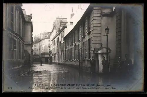 AK Paris, La Grande Crue de la Seine 1910, Envahissement du Ministère de al Guerre, Rue Saint-Dominique, Hochwasser