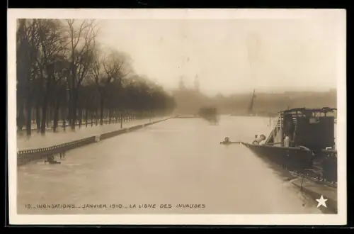 AK Paris, Inondations 1910, La Ligne des Invalides, Hochwasser