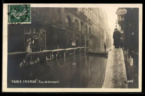 AK Paris, Inondation rue de Verneuil avec passants et barques