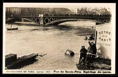 AK Paris, Pont des Saints-Pères lors des inondations de 1910 et récupération des épaves