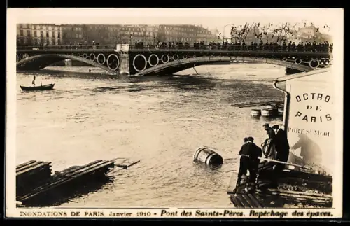 AK Paris, Pont des Saints-Pères lors des inondations de 1910 et récupération des épaves