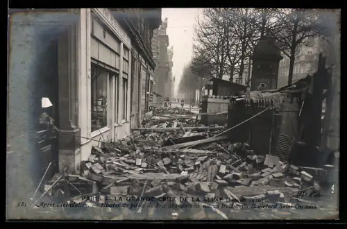 AK Paris, La Grande Crue de la Seine 1910, Après l`Inondation, Epaves de paves de bois abandonnées...