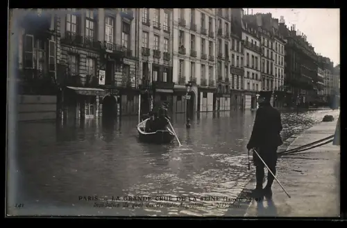 AK Paris, Inondation du quai des Grands-Augustins lors de la grande crue de la Seine, janvier 1910