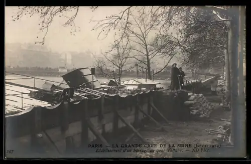 AK Paris, La Grande Crue de la Seine 1910, Etablissement d`un barrage au quai Voltaire