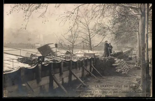 AK Paris, La Grande Crue de la Seine 1910, Etablissement d`un barrage au quai Voltaire