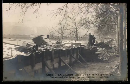 AK Paris, La Grande Crue de la Seine 1910, Etablissement d`un barrageau quai Voltaire, Hochwasser
