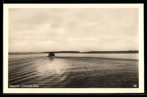 AK Löwentin-See /Masuren, Blick über den See mit Fahrgastboot