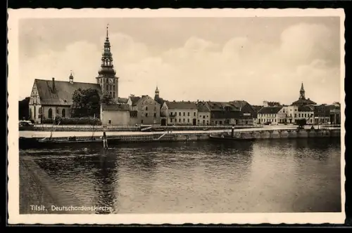 AK Tilsit, Blick auf die Deutschordenskirche, Memel mit Schlepper an der Kaimauer