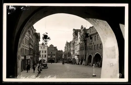 AK Hirschberg i. Riesengebirge, Markt durch einen Torbogen gesehen