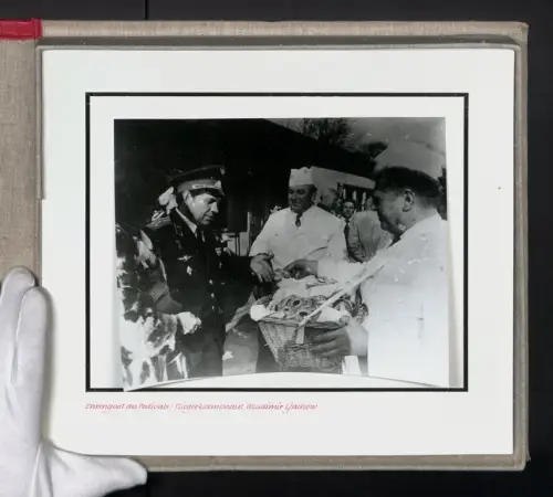 Fotoalbum mit 18 Fotografien, 1. Mai 1980 II. Festival künstlerischen Volksschaffens sozialistischer Länder