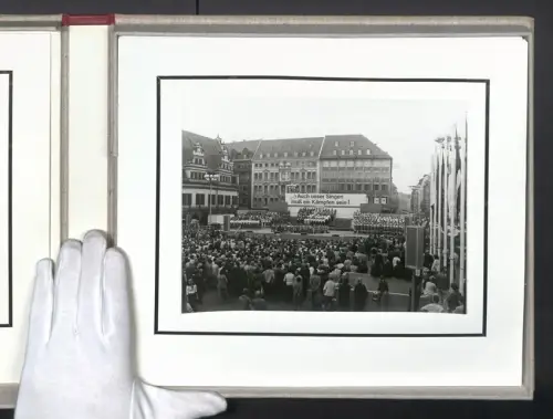 Fotoalbum mit 15 Fotografien, I. Internationales Chor Festival des revolutionären Arbeiterliedes Hanns Eisler, DDR 1979