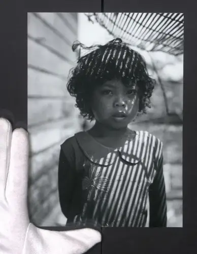 Fotografie niedliches kleines Malaysisches Mädchen mit Locken im Spiel mit Licht & Schatten, Malaysia