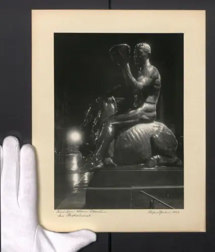 Fotografie Richard Peter sen., Dresden, Ansicht Dresden, EFIAP-Abzug 1931, Der Rathausesel, handschriftlich bezeichnet