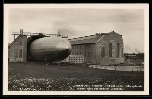 AK Luftschiff Graf Zeppelin wird aus seiner Halle gebracht