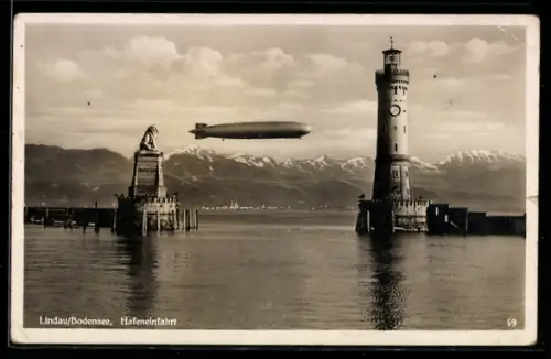 AK Lindau, Zeppelin fliegt über Hafeneinfahrt vom Bodensee, Alpenpanorama