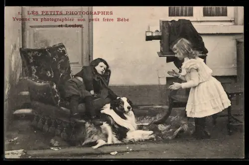AK Yvonne va photographier son petit frère, Junge und Hund vor dem Fotoapparat