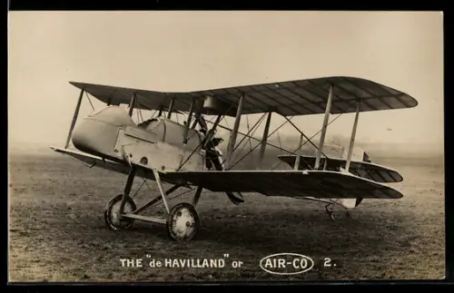 AK Britisches Doppeldecker-Flugzeug Airco 2 auf Flugfeld