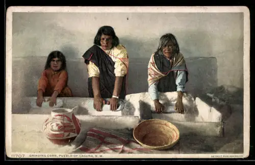 AK Indianerinnen mahlen Korn, Grinding Corn, Pueblo Laguna