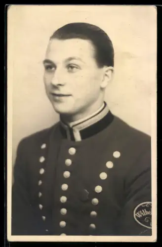 Foto-AK Page in Dienstuniform mit Ärmelabz.