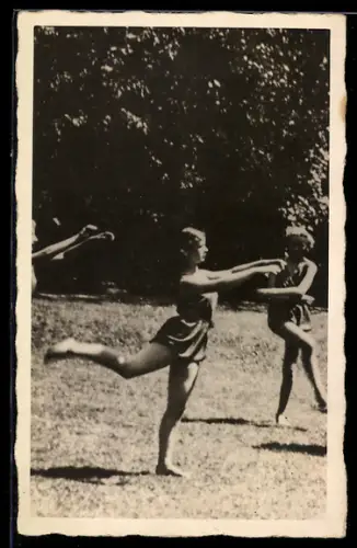 Foto-AK Junge Damen beim Ausdruckstanz im Garten