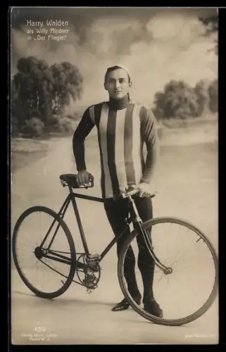 AK Schauspieler Harry Walden als Willy Mindner mit Fahrrad in Der Flieger