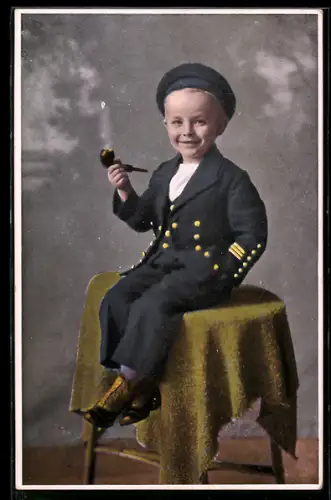 AK Kind in Marineuniform mit Pfeife, Kinder Kriegspropaganda