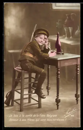 AK Kind in Soldatenuniform mit Gewehr sitzt an einem Tisch, Kinder Kriegspropaganda