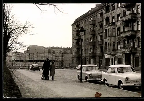AK Berlin, Mauer und Sichtblende vom Ost-Berliner Stadtbezirk Mitte aus