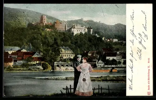 AK Heidelberg, Paar am Flussufer mit Schloss im Hintergrund