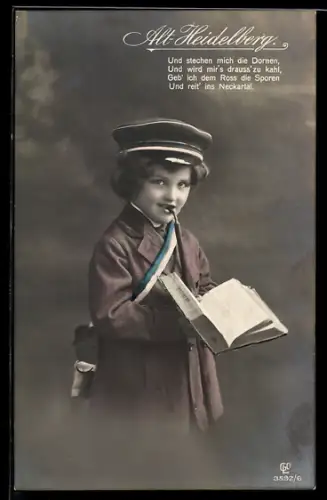 AK Kleiner Junge in Vollcouleur und Buch in der Hand