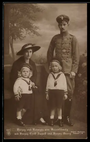 Foto-AK Herzog und Herzogin von Braunschweig mit Kindern Ernst August und Georg